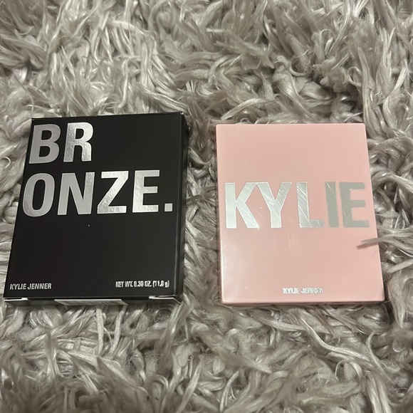 Kylie Jenner Pressed Bronzer powder - Picture 2 of 4